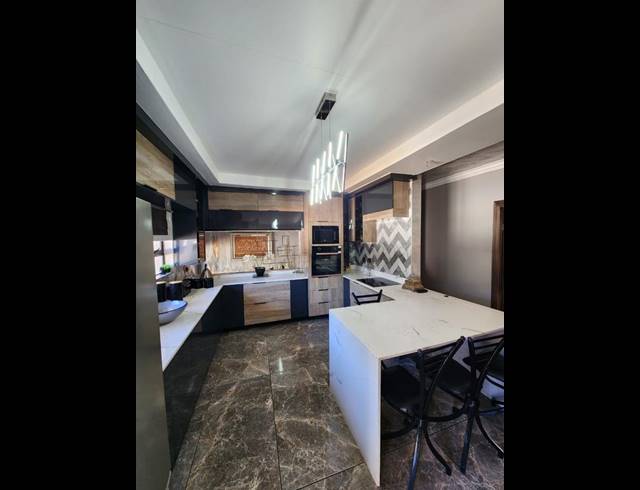 7 BEDROOM HOUSE FOR SALE IN RASLOUW